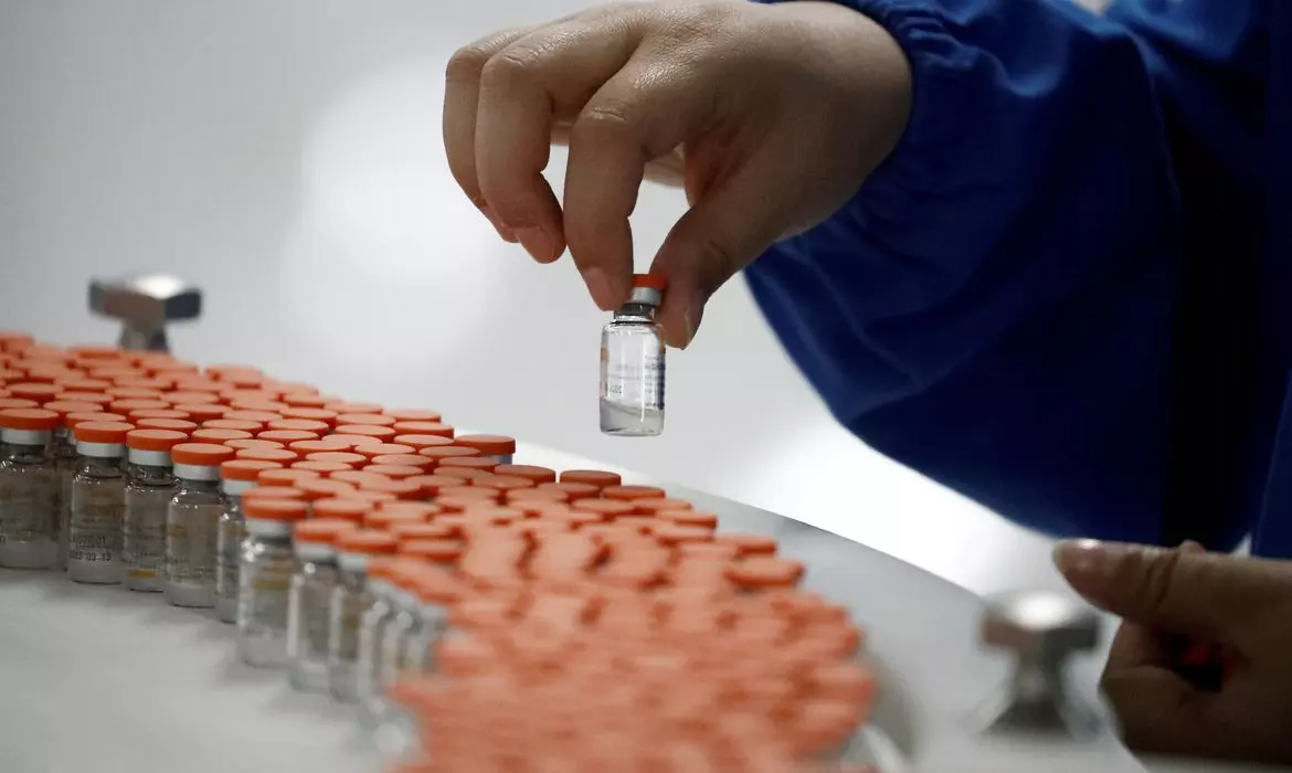 Rússia anuncia vacina contra o câncer, dose suprime desenvolvimento de tumores e metástases, previsão é que comece a ser distribuído de forma gratuita a partir do início de 2025